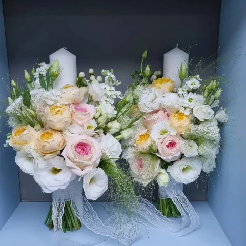 Lumânări Decorative cu Aranjament Floral – Nuntă & Botez