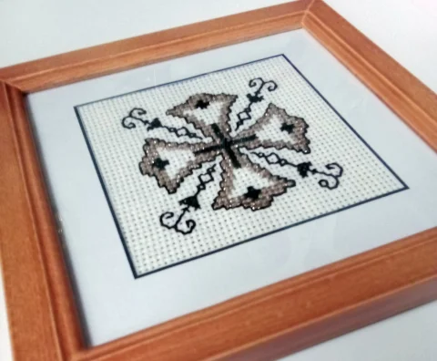 Blazon lucrat manual - cusătură în cruce, ramă rustică din lemn, 18x18 cm