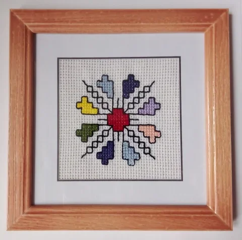 Tablou multicolor, lucrat manual - cusătură în cruce, ramă rustică din lemn, 18x18 cm