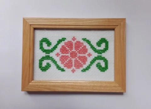 Tablou cu broderie manuala inramata cu lemn natur