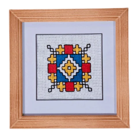 Tablou cu model traditional brodat manual - cusătură în cruce, ramă rustică din lemn, 18x18 cm