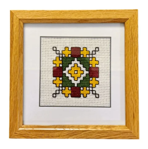 Tablou cu model traditional brodat manual - cusătură în cruce, ramă rustică din lemn, 18x18 cm