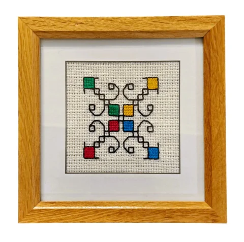 Tablou cu model traditional multicolor - cusătură manuala, ramă rustică din lemn, 18x18 cm