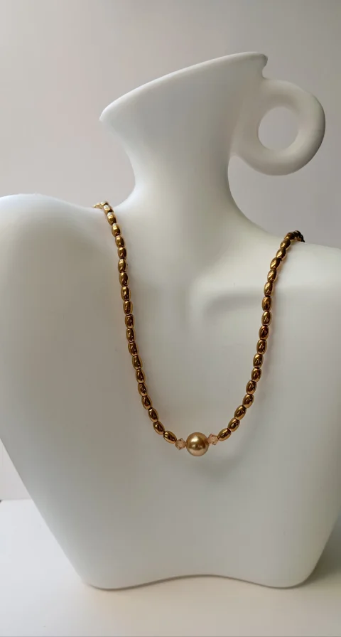 Colier auriu rafinat cu Hematit, Perla de Mallorca si Swarovski