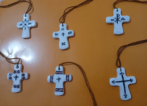 Cruciulițe din lut