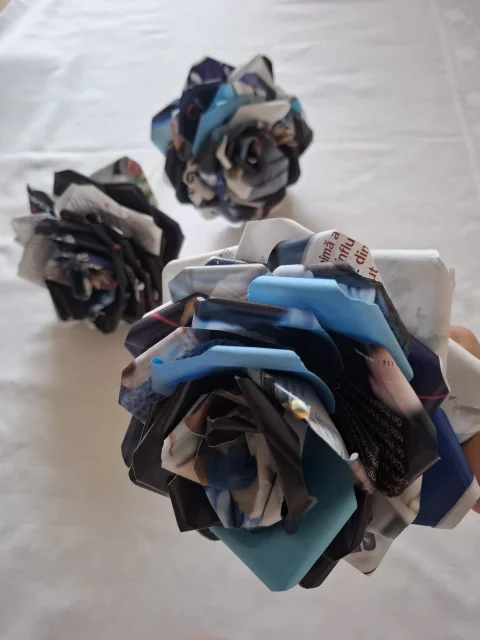 Set 3 Trandafiri Unicat din Reviste Reciclate (Upcycling)