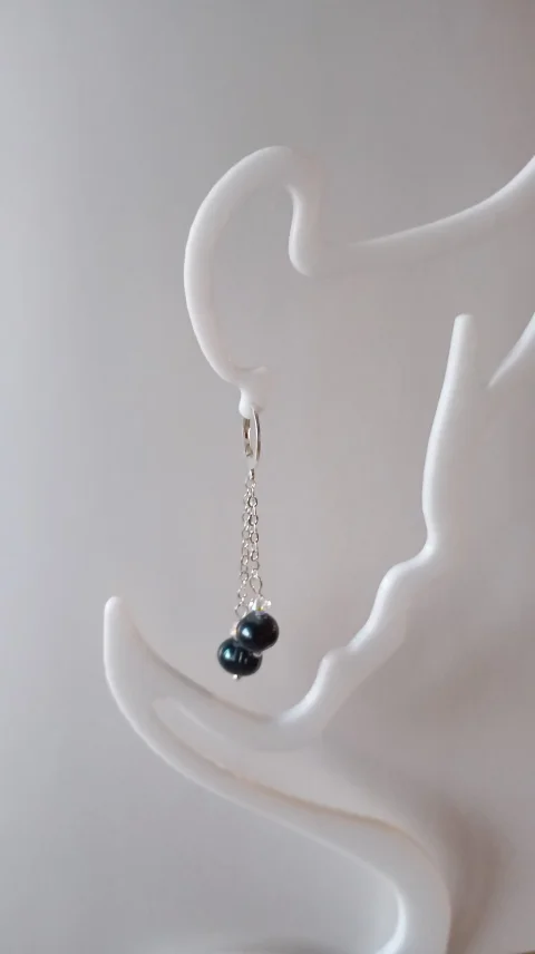 Cercei cu Perle negre si cristale Swarovski Aurore Boreale cu tortite placate cu argint