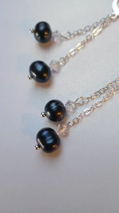 Cercei cu Perle negre si cristale Swarovski Aurore Boreale cu tortite placate cu argint