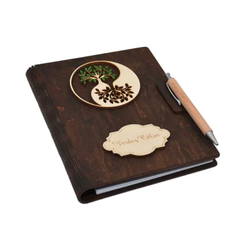 Agenda A5 din lemn Personalizata, Verde inchis, Piksel, Pomul Vietii, 100 pagini si pix din lemn inclus
