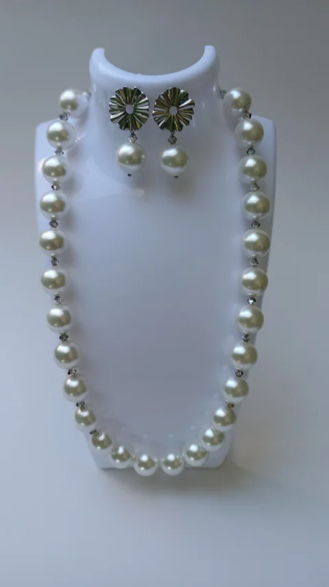 Set bijuterii Scoica alba perlata si Swarovski, potrivit pentru mireasa