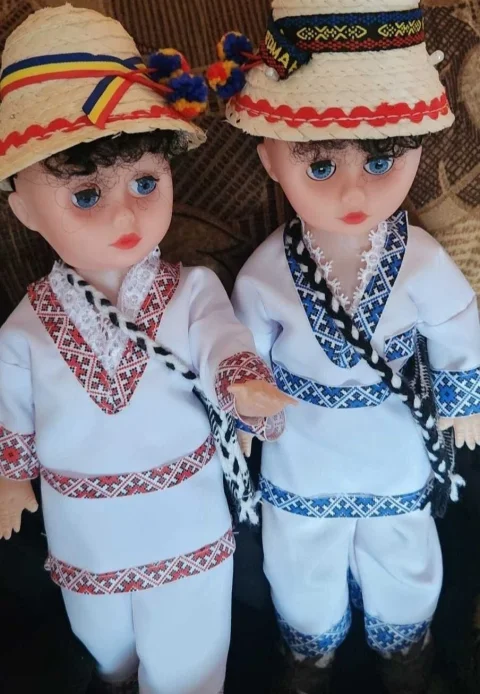 Baieti îmbrăcați traditional