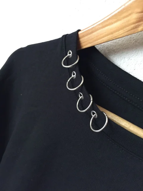 Tricou unisex cu accesorii metalice